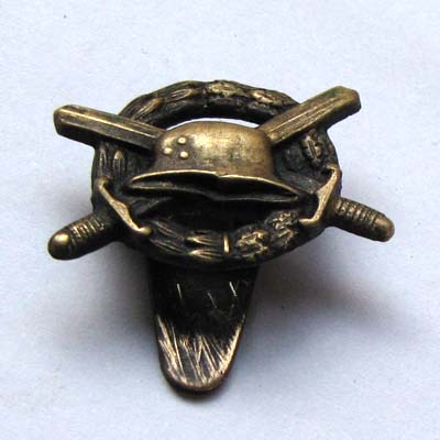 Verwundeten-Abzeichen, Helm mit Schwerter