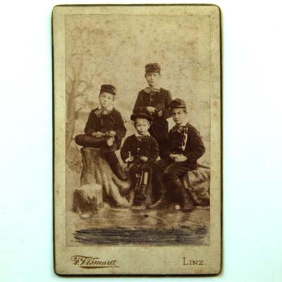 Kinder in Uniform, alte Fotografie