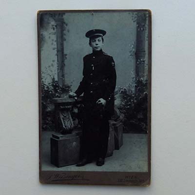 junger Soldat mit Degen, alte Fotografie