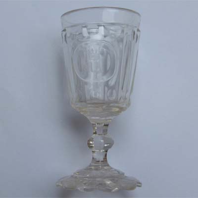 kleines Glas, geschliffen, Monogramm mit Krone