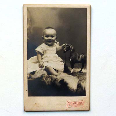 Baby mit Spielzeug, alte Fotografie