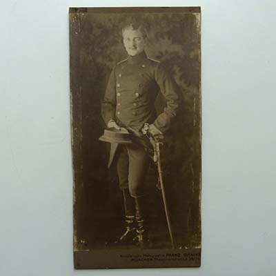 Soldat / Offizier mit Degen, alte Fotografie