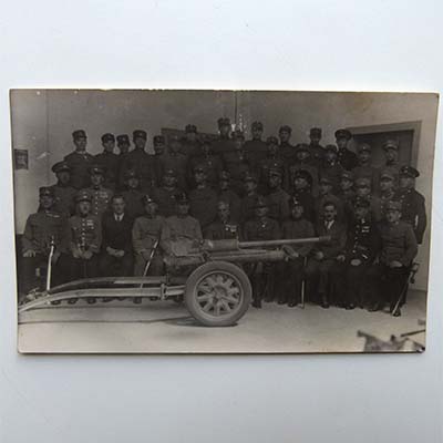 Kompanie mit Feldgeschütz, alte Fotografie