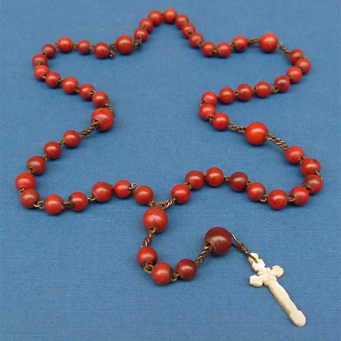 Rosenkranz, Kreuz aus Perlmutt, rote Steine