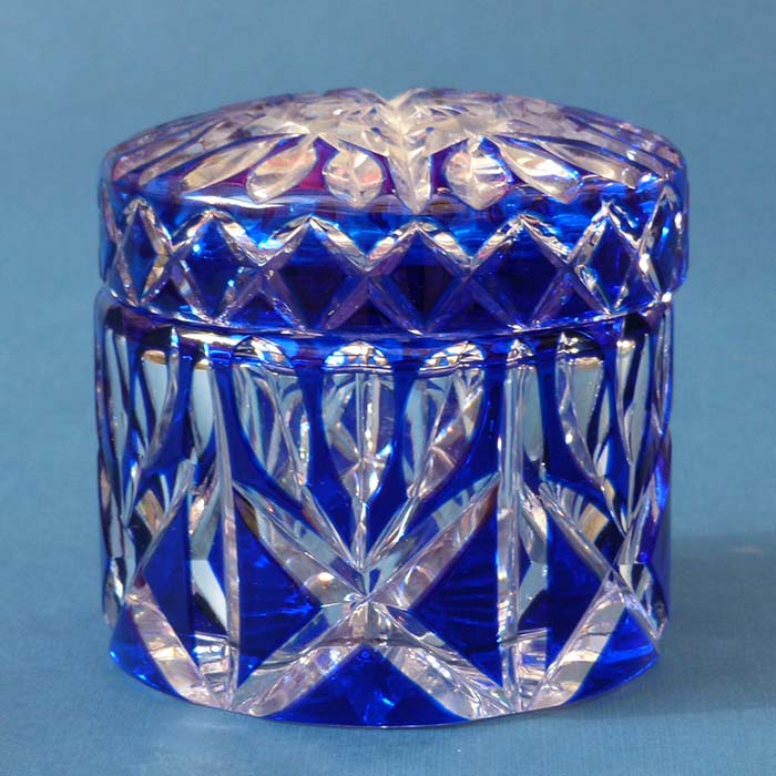 Deckeldose, Kristallglas, blaues Überfangglas
