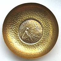 gehämmerter kleiner Messingteller, Fischer-Motiv