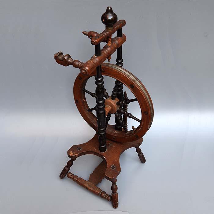 Spinnrad, Holz, sehr alt, schönes Deko-Objekt