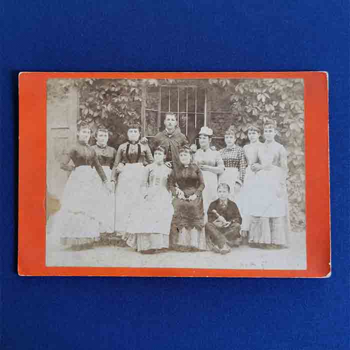 Dienerschaft im Schloss, 1888, alte Fotographie