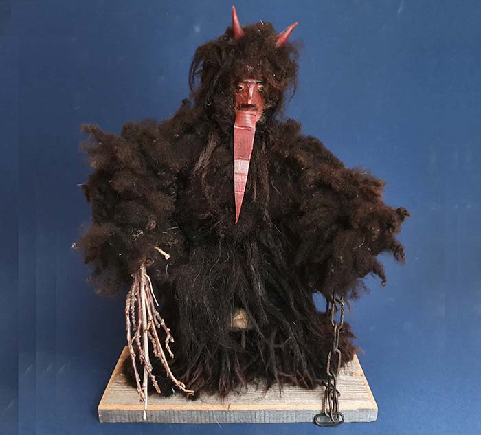 Krampus, Fell, Holz, Kette, Sockel, sehr schön