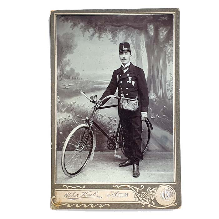 Briefträger mit Fahrrad, k.u.k. Monarchie, altes Foto