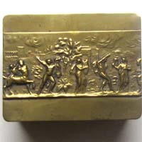 alte Deckeldose, Messing, Relief