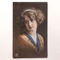 Junge Frau mit Haarreif, Ansichtskarte
