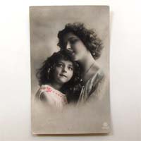 Junge Frau mit Mädchen, Ansichtskarte