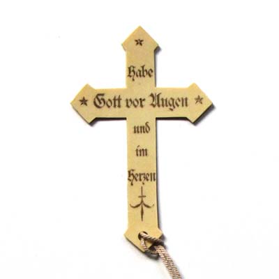 Habe Gott vor Augen und im Herzen, Kreuz aus Bakelit